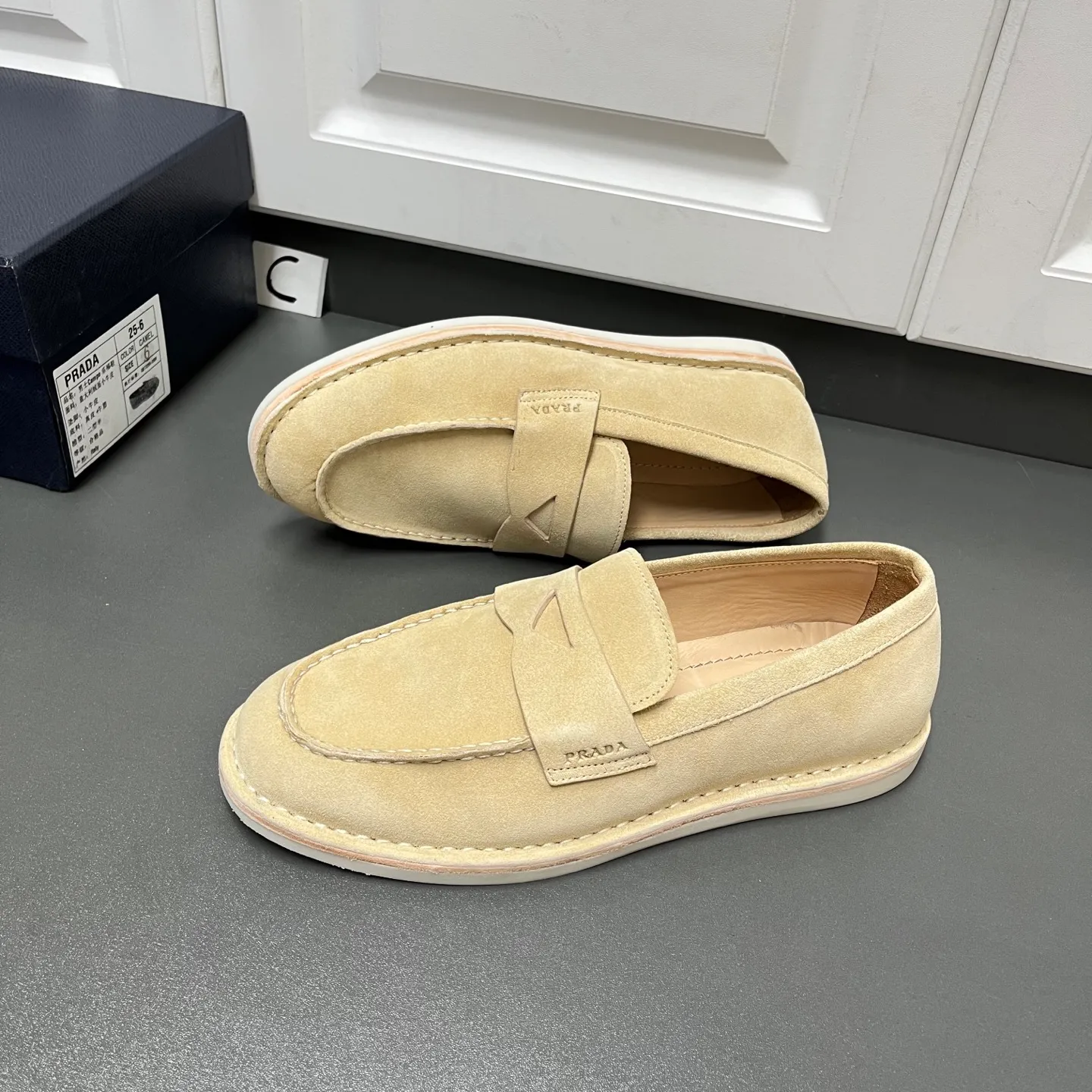 💰840 Prada men’s new suede leather loafers. Made of flocked cow second-layer leather, they combine classic design with handmade details, blending sophistication with casual comfort. Hot-stamped logo on the outside, topstitched seams on the skirt, 1.5cm white rubber sole with leather welt, dyed calfskin lining, silver-labeled cowhide feet, simple and elegant style, comes with a full set of original packaging dust bag! C leather shoe size: 39/40/41/42/43/44 Khaki Welcome to order